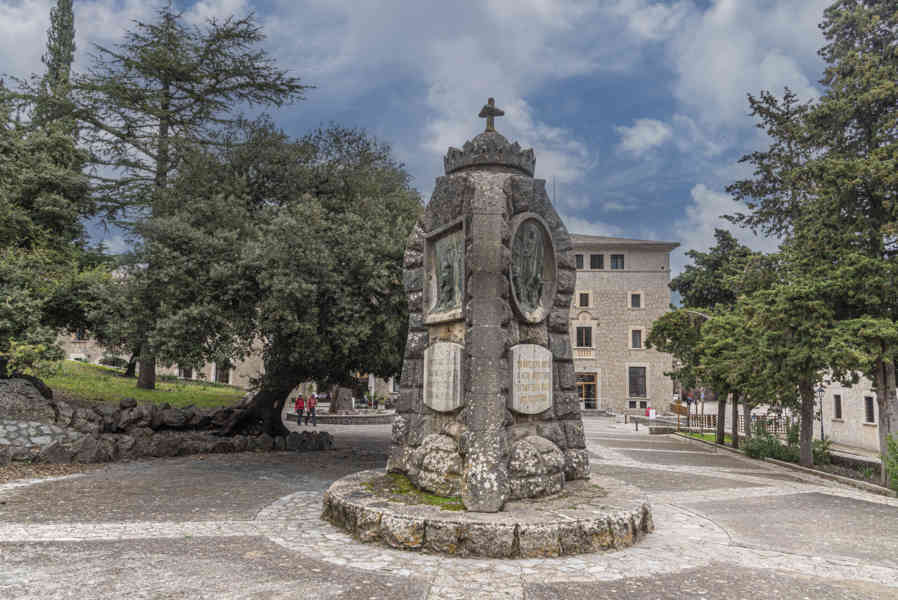 Mallorca - Escorca 03 - Monestir de Nostra Senyora de Lluc - plaça dels Peregrins.jpg